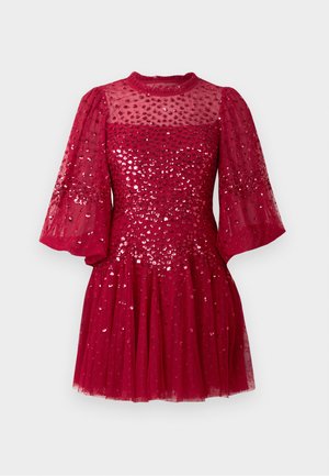 Rochie roșie cu mâneci transparente, împodobită cu paiete. Bust ajustat și fustă evazată, dintr-un material ușor. Guler înalt.
