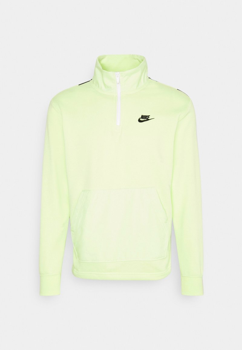 Neongrön Nike-pullover med hög krage, halvdragkedja fram, långa ärmar och en framficka. Svart logotypaccent på bröstet.