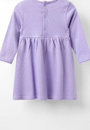 Fioletowa sukienka z długim rękawem, okrągłym dekoltem, teksturowanym materiałem, w kropkowany wzór oraz marszczonym pasem. Posiada zapięcie na guziki z tyłu oraz falbaniaste mankiety.