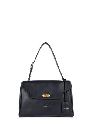 Sac à main en cuir marine avec une forme structurée, quincaillerie dorée, une étiquette détachable et une seule anse supérieure. Fermeture par rabat à l'avant.