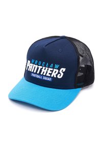 Jūrų mėlynos bazės kepurė su šviesiai mėlynu vizoriumi, tinkline nugara ir siuvinėtu tekstu "WROCŁAW PANTHERS FOOTBALL SQUAD" baltos ir šviesiai mėlynos spalvos.