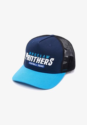 Marineblaues Baseballcap mit einer hellblauen Krempe, Mesh-Rückseite und besticktem Text "WROCŁAW PANTHERS FOOTBALL SQUAD" in Weiß und Hellblau.