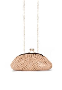 Borsa di paglia intrecciata in rosa light con forma arrotondata e tracolla in catena dorata, caratterizzata da un design plissettato e chiusura a bacio in metallo.