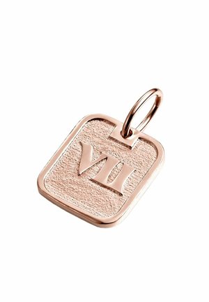 Colgante cuadrado de oro rosa con fondo texturizado y numeral romano VII en relieve, unido a un lazo circular para una cadena.