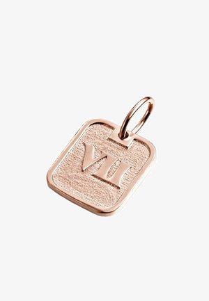 Colgante cuadrado de oro rosa con fondo texturizado y numeral romano VII en relieve, unido a un lazo circular para una cadena.