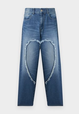 Jeans di denim blu medio con una grande sezione a forma di cuore strappata sulle ginocchia, con bordi sfrangiati e un classico design a cinque tasche.