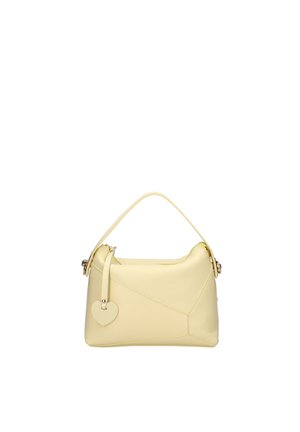 Sac à main en cuir jaune clair avec une bandoulière unique et une étiquette en cuir en forme de cœur, surpiqûres géométriques sur les panneaux, et ferrures dorées sur les côtés.