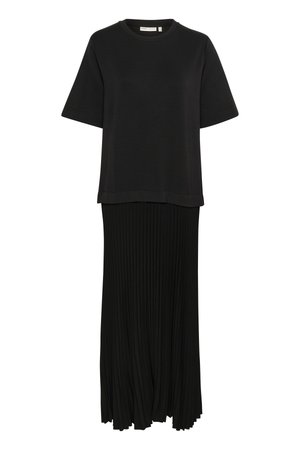 Juodas dviejų dalių kostiumas, susidedantis iš trumpomis rankovėmis marškinėlių ir klostuotos ilgos sijono. Audinys atrodo minkštas ir lygaus pagrindo.