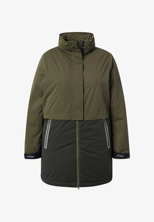 Veste isolée vert olive avec fermeture à glissière sur le devant, col montant et coupe courte. Présente deux poches latérales zippées et un tissu inférieur contrastant.