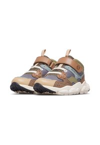Sneakers multicolori per bambini con suole bianche, cinturini beige e linguette, esposti affiancati su uno sfondo bianco.