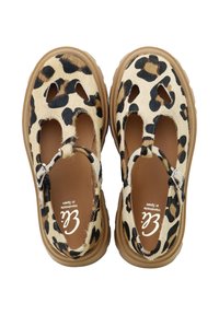 Sandalias de estampado de leopardo con diseños recortados, hechas de pelo sintético texturizado. Suelas de goma marrón y detalles de hebilla completan el look.