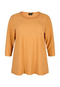 Orange langærmet top med rund halsudskæring, udstyret med strukturerede vandrette og lodrette striber. Blødt stof med en flared bund.