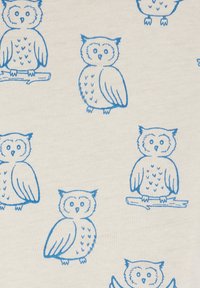 Katoenen stof met een crèmekleurige achtergrond, waarop blauwe, cartoonachtige uilen in verschillende poses op takken zitten. Elke uil heeft unieke kenmerken.