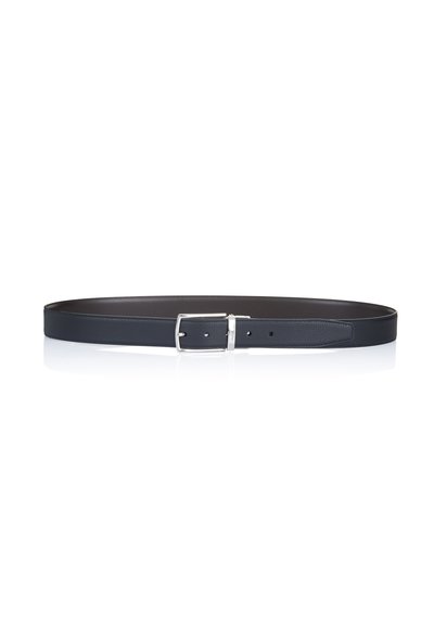 Schwarzer Ledergürtel mit glatter Oberfläche, rechteckiger silberner Schnalle und mehreren Löchern zur Größenanpassung. Klassisches Design.