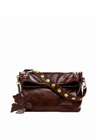Geantă de mână din piele maro, cu clapetă pliabilă, nituri aurii pe bretea și un accent floral din piele atașat. Prezintă logo-ul „Desigual”.