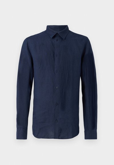 Námornícky modrá košeľa s dlhým rukávom vyrobená z ľanového materiálu. Obsahuje klasický golier, predný gombíkový zapínanie a textúrovanú tkaninu s uvoľneným strihom.