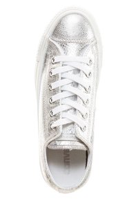 Silberne metallic Sneaker mit strukturiertem Finish, weißen Schnürsenkeln und gummierter Sohle. Mit runder Zehenpartie und Logo auf der Zunge.