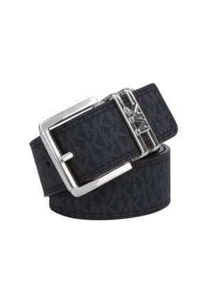 Ceinture en tissu noir avec motif "MK" répété, boucle rectangulaire argentée et passant argenté avec détail logo "MK".