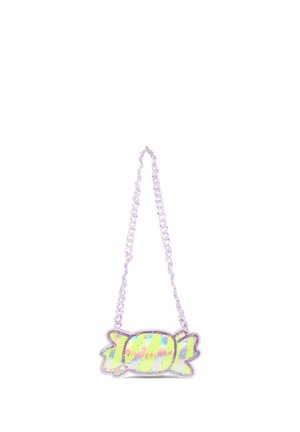 Piccola borsa iridescente a forma di caramella avvolta, con tracolla a catena viola e testo rosa "Bubblebush" su sfondo bianco.