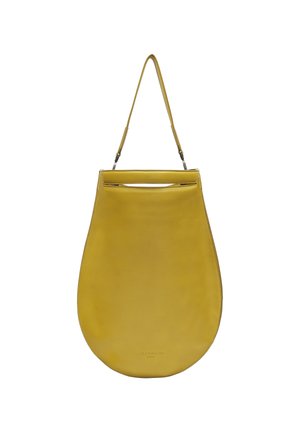 Sac à main en cuir jaune avec une anse étroite et un fond arrondi, avec une petite poche découpée près du haut.