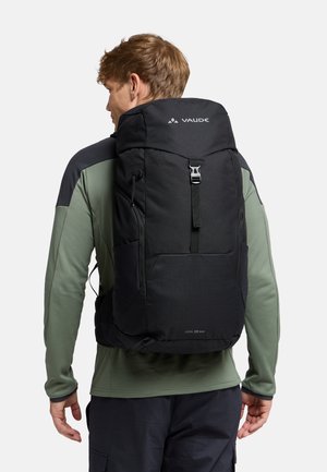 Zaino nero con chiusura a risvolto, multiple tasche esterne, spallacci regolabili e "JURA 28L" stampato sul fondo. Tessuto texture.