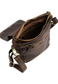 Brun læder crossbody taske med en glat overflade, flere lynlåslommer og robust hardware. Justerbar rem inkluderet.
