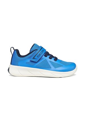 Scarpa da ginnastica blu per bambini con lacci neri, una striscia in Velcro etichettata "GEOX,", lati in rete traspirante e suola bianca.