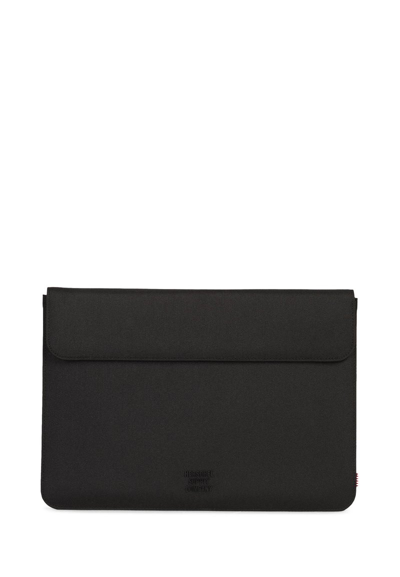 Zwarte laptoptas gemaakt van duurzaam textiel, met een flapsluiting aan de bovenkant, een gladde textuur en een logo op de voorkant gedrukt.