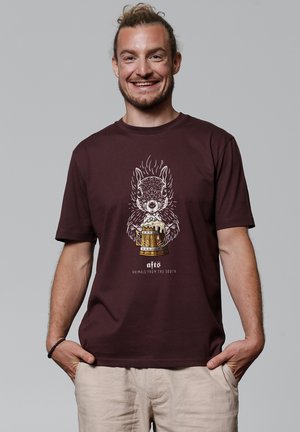 Bordeaux katoenen t-shirt met korte mouwen, met een afbeelding van een cartoon eekhoorn die een bierpul vasthoudt, gecentreerd op de voorkant.