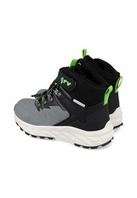 Botas de senderismo con una combinación de materiales sintéticos en gris y negro, acentuadas con herrajes verdes, con tobillo alto y suela texturizada para un buen agarre.