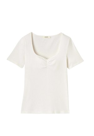 Haut blanc à manches courtes en maille côtelée avec un col carré et un léger froncé à l'avant.