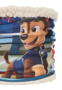 Cesta di stoccaggio in tessuto con parte superiore in morbido crema, caratterizzata da un cane dei cartoni animati in uniforme blu su uno sfondo colorato. Forma rotonda, texture soffice.