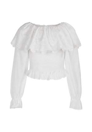 Weiße schulterfreie Bluse mit langen Ärmeln, elastischem gerafftem Oberteil, gerafftem Saum und Spitzen-Augenloch-Detail am breiten Ausschnitt.