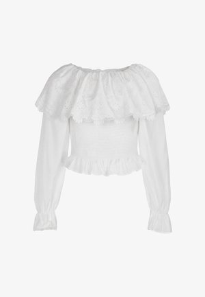 Weiße schulterfreie Bluse mit langen Ärmeln, elastischem gerafftem Oberteil, gerafftem Saum und Spitzen-Augenloch-Detail am breiten Ausschnitt.