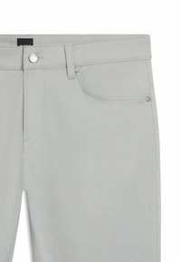 Jasnoszare spodnie z gładkiego materiału, wyposażone w zapięcie na guziki, szlufki na pasek oraz przednie kieszenie z delikatnymi detalami szwów.