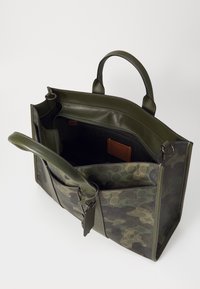 Borsa a tracolla verde camouflage realizzata in materiale testurizzato, dotata di due manici, una tracolla staccabile e diversi scomparti interni.
