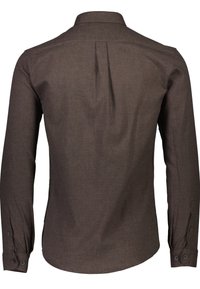Camicia marrone a maniche lunghe con colletto strutturato, polsini con bottoni e tessuto testurizzato. Presenta una piega sul retro per adattabilità e movimento.