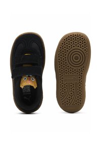 Czarne sneakersy z żółtymi i różowymi akcentami w tematyce zwierzęcej, z dwoma czarnymi paskami na rzep. Brązowa gumowa podeszwa z okrągłym wzorem.