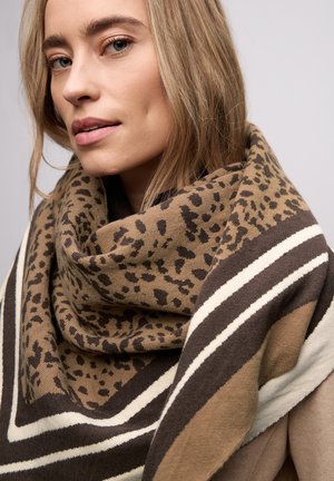 Sjaal met luipaardprint in warme bruintinten en crèmekleur, voorzien van een zachte gebreide textuur met gedurfde strepen en een gedrapeerd ontwerp.