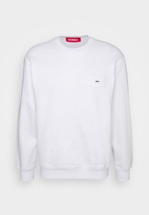 Hvid, langærmet crewneck-sweatshirt med en lille brystlomme mærket "032c" og en rød "032c"-etiket på indersiden af kraven.