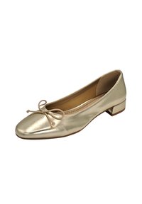 Ballet flat synthétique doré avec un petit talon carré, bout rond et un nœud décoratif à l'avant. Présente une texture lisse et brillante.