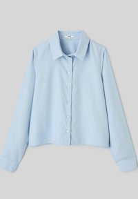Chemise à manches longues bleu clair en tissu lisse, avec un col pointu, une fermeture à boutons et un ourlet arrondi.