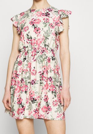 Robe fleurie avec des manches courtes à volants, taille cintrée et un fond crème orné de motifs de fleurs roses et vertes.