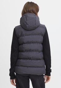 Tamno siva puffer prsluk s kapuljačom, s kviltanim dizajnom, glatkom teksturom i elastičnim manžetama, prikazan s leđa.
