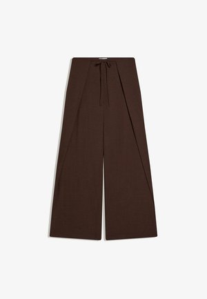 Pantaloni maro cu croială largă și panou suprapus frontal, cu talie reglabilă prin șnur, așezați pe o suprafață plană pe un fundal alb.