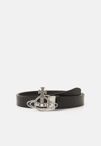 Ceinture en cuir noir avec texture crocodile, dotée d'une boucle en argent conçue comme une planète, avec des détails en croix et en point.