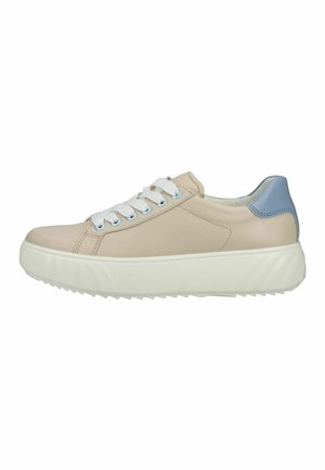 Zapatilla baja color beige con cordones blancos, suela blanca gruesa y acento azul claro en el talón, mostrada de perfil sobre un fondo blanco.