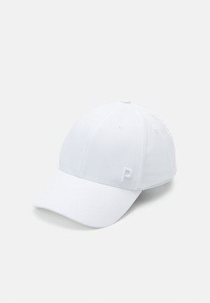 Casquette blanche en tissu lisse, avec une visière incurvée et une petite lettre "P" brodée à l'avant. Design classique à six panneaux.