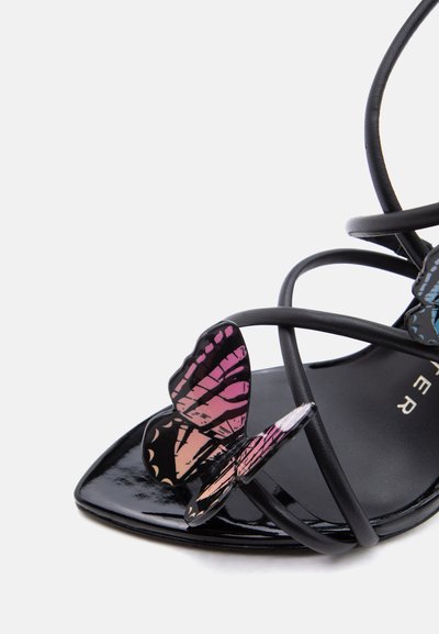 Μαύρο πέδιλο με λουράκια και ψηλό τακούνι, με διακόσμηση πεταλούδας σε ροζ και μωβ στο κατάποδο.
