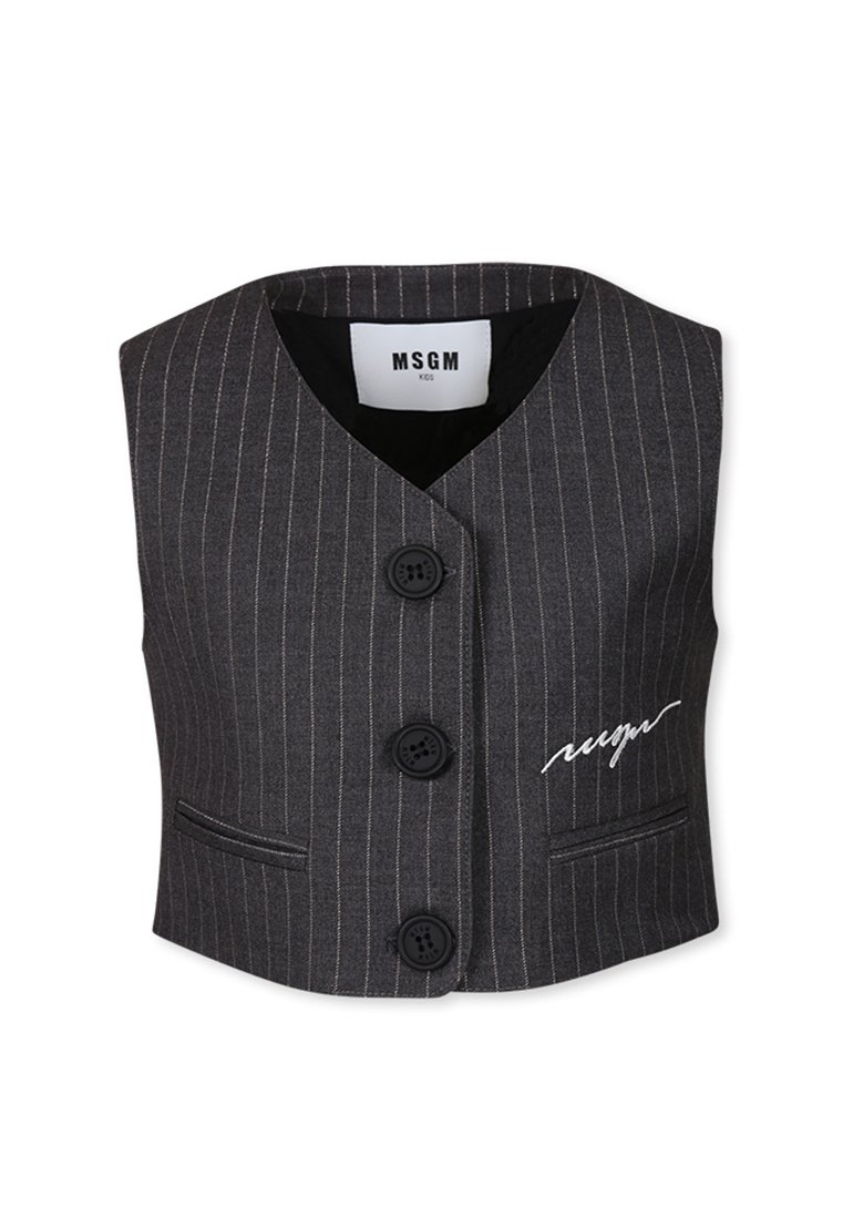 Gilet grigio a righe con design a V, dotato di bottoni neri, due tasche frontali e testo ricamato bianco sul lato sinistro.